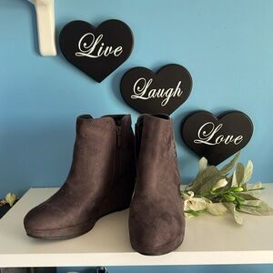 CL buy laundry, brand wedge side, zip booties size 7 1/2